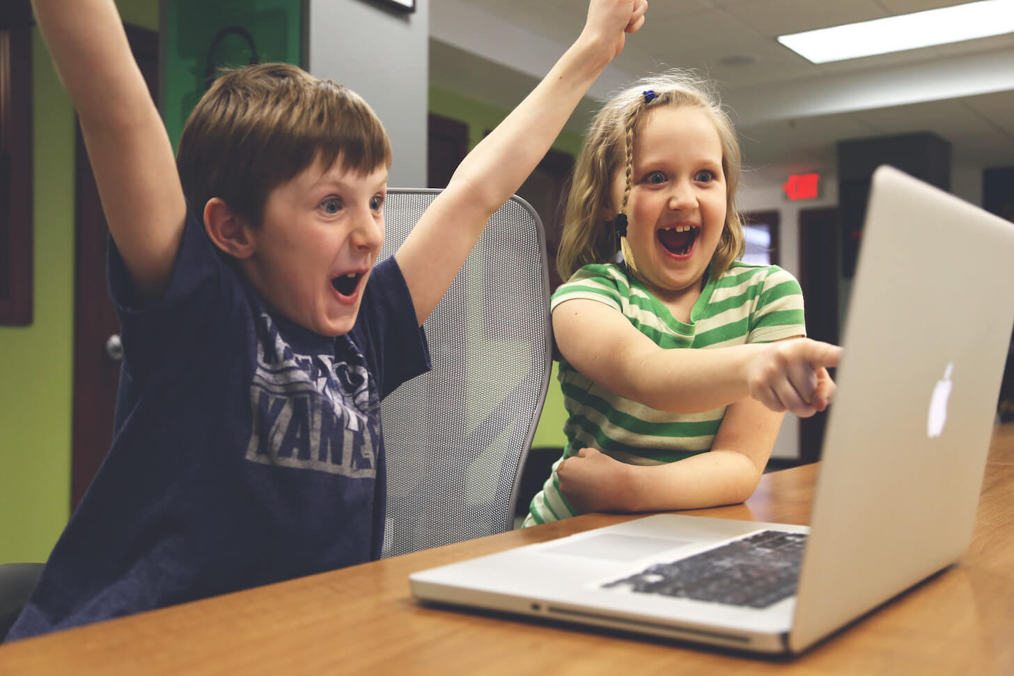 MacBookProを見て喜ぶ子供