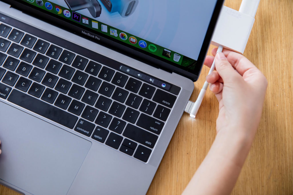 新MacBookユーザーに朗報！Thunderbolt3やUSB-CをMagSafeっぽく出来る「MagC」が登場 - つよらぼ
